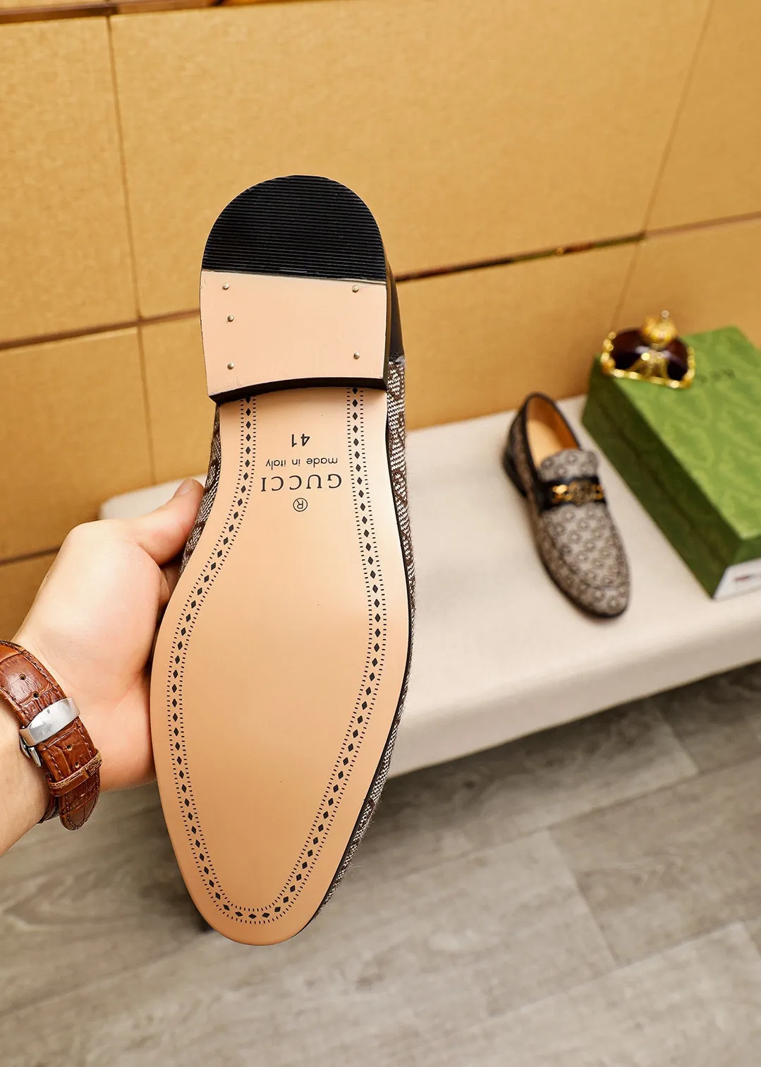 Men's shoes 💰462 💐 Product trademark: GUCCI "Gucci" casual leather shoes Regular size: 38-44 (45.46.47🉑️Customized) Product materials: Selected imported first-layer fabric upper + luxury hardware buckle, imported cowhide leather lining. Strong three-dimensional visual effect, original outsole color: 1⃣️color optional